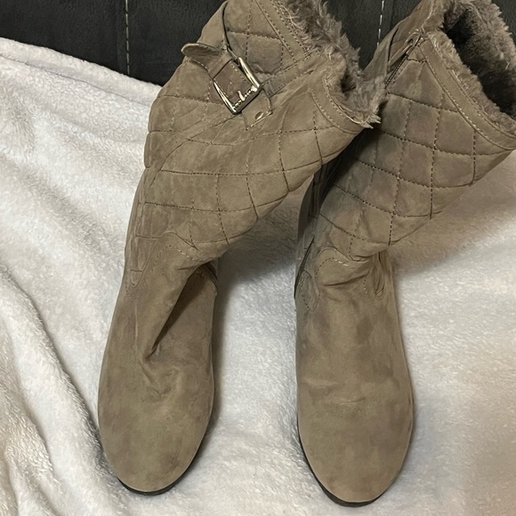 Women’s guess fur lined suede wedge boots - Picture 3 of 5